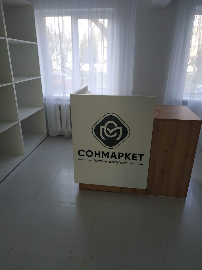Брендирование зоны ресепшн наклейки