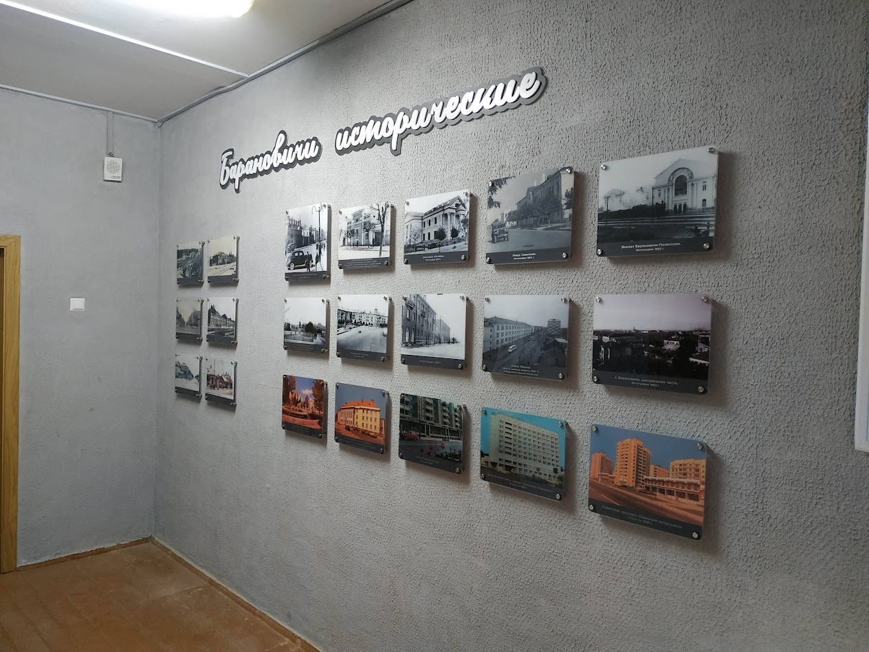 Интерьерная фотовыставка на акриле с дистанционными держателями