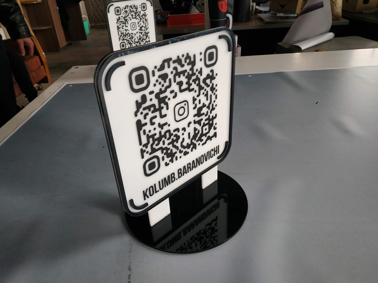 Настольная табличка из акрила с объемным QR-кодом